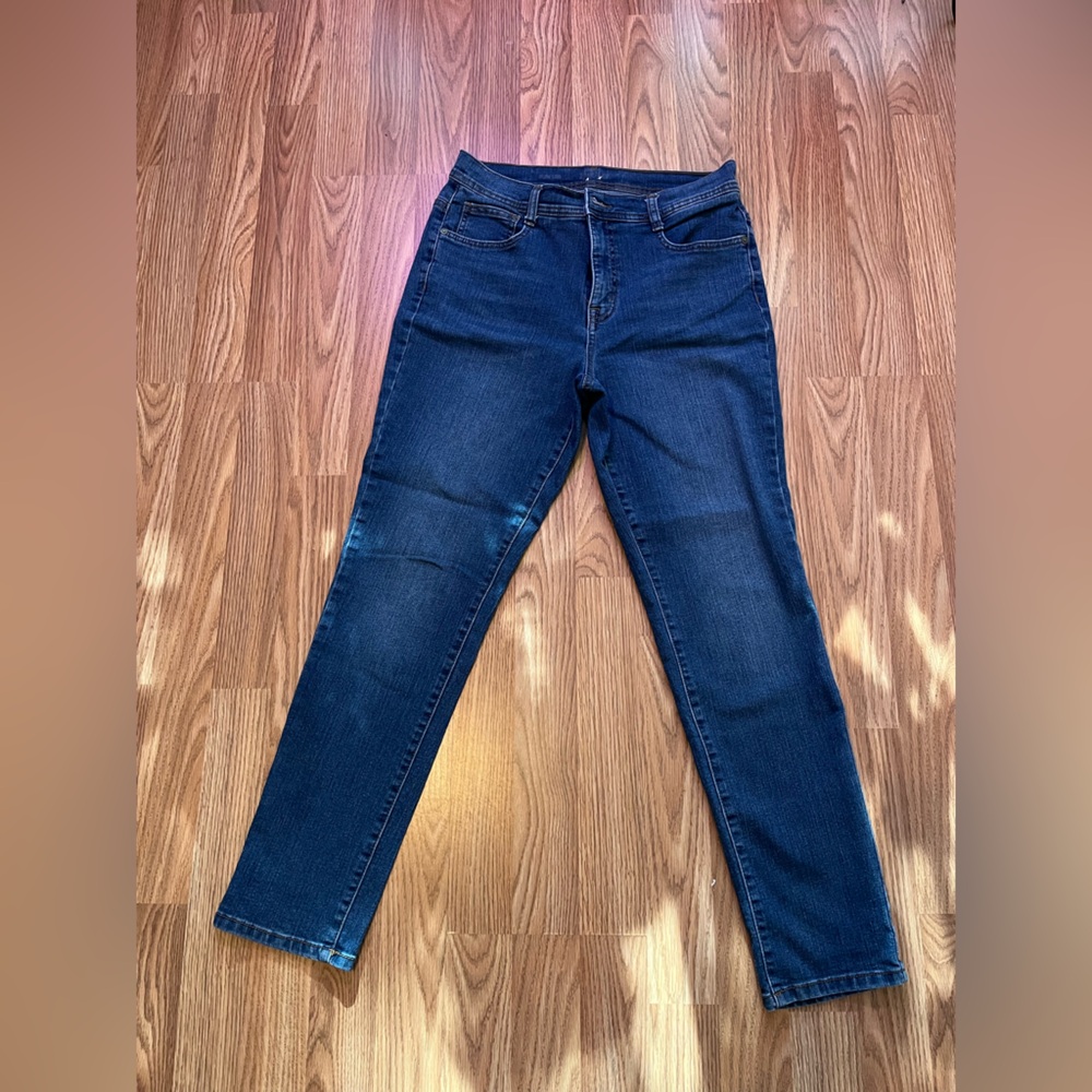 Style and Co Classic Blue Women's Jeans. Size 8p. See pic for inseam. Slim leg.